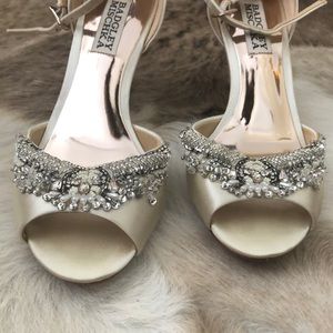 Sz 6 Badgley Mischka beaded ivory bridal wedges